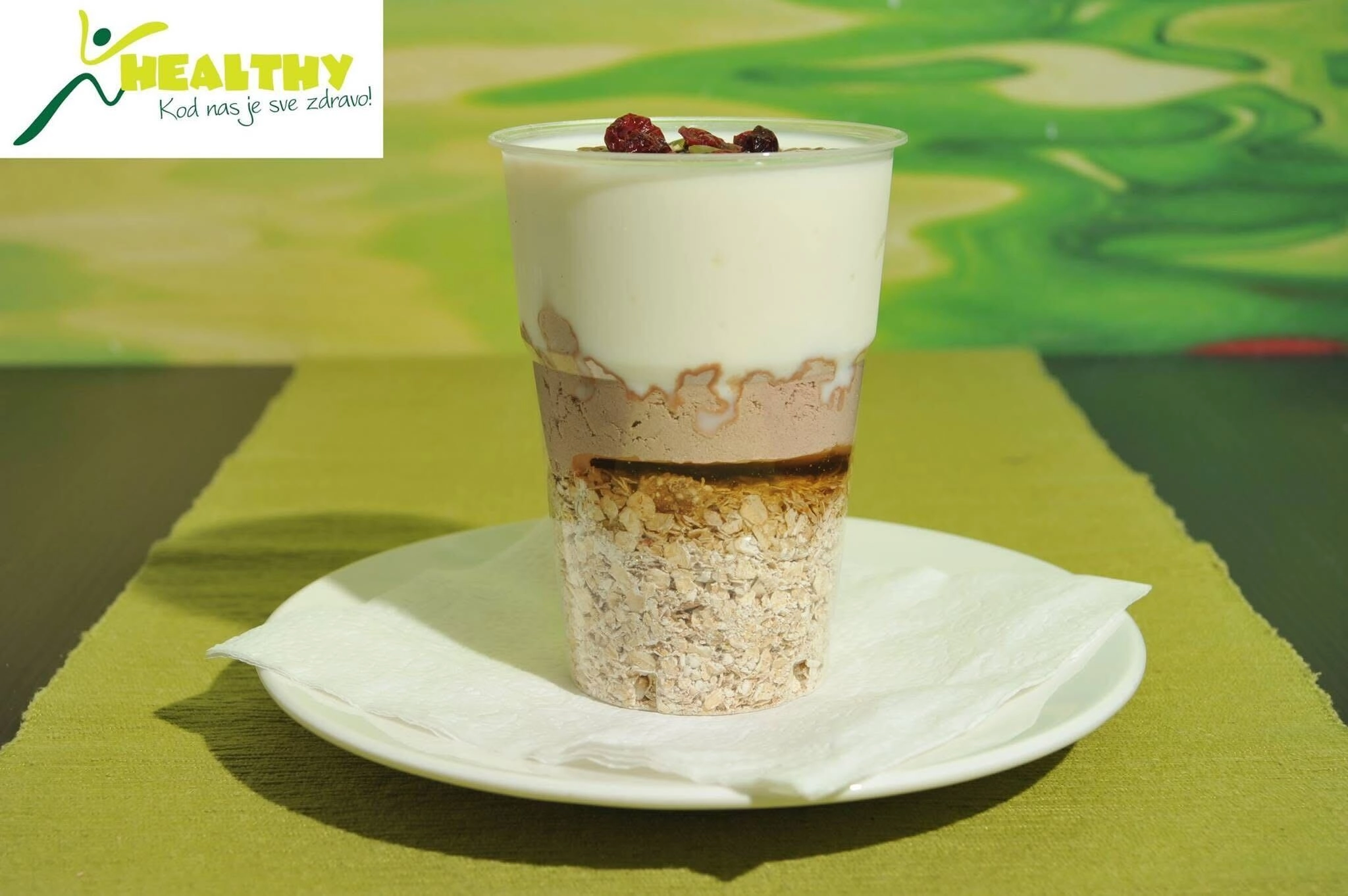 Layered desert sa ovsenim pahuljicama i jogurtom