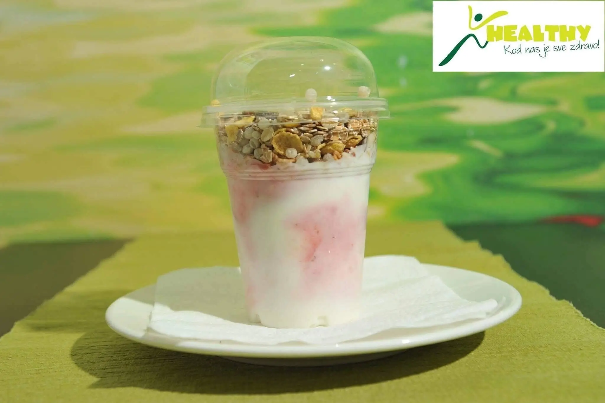 Layered desert sa ovsenim pahuljicama i jogurtom