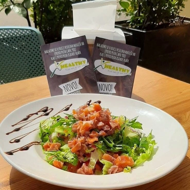 Salata sa lososom i zelenim povrćem