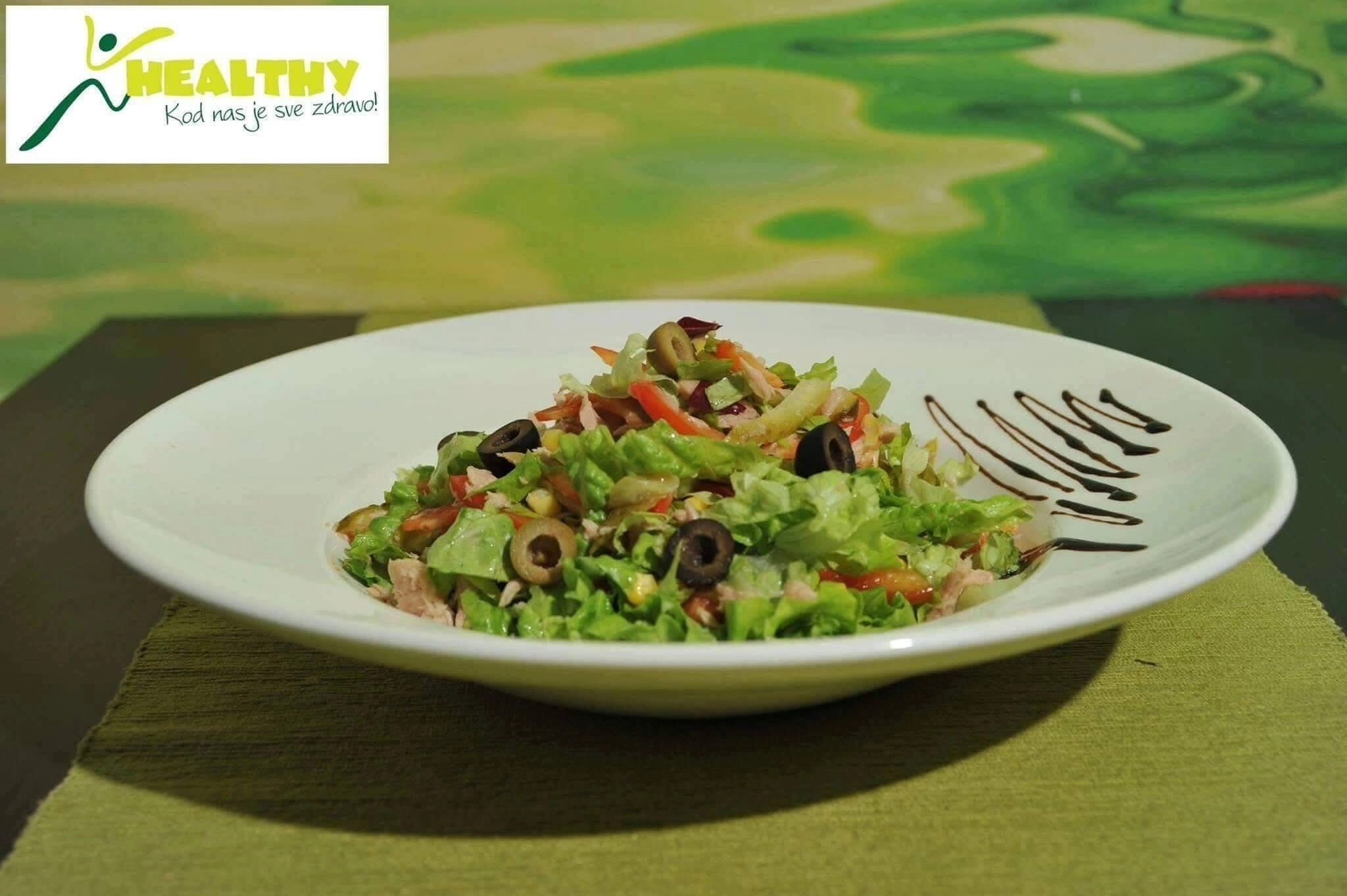 Svježa salata sa maslinima i miješanim povrćem